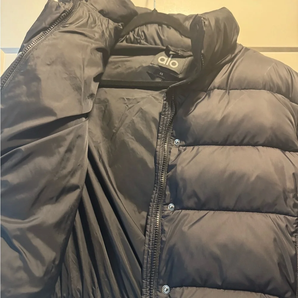 Women's Alo YogaBlack Puffer Jacket - Picture 5 of 6